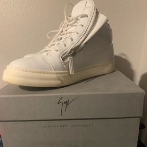 Used original Giuseppe zanotti men’s shoes size 9.5 got them in Italy